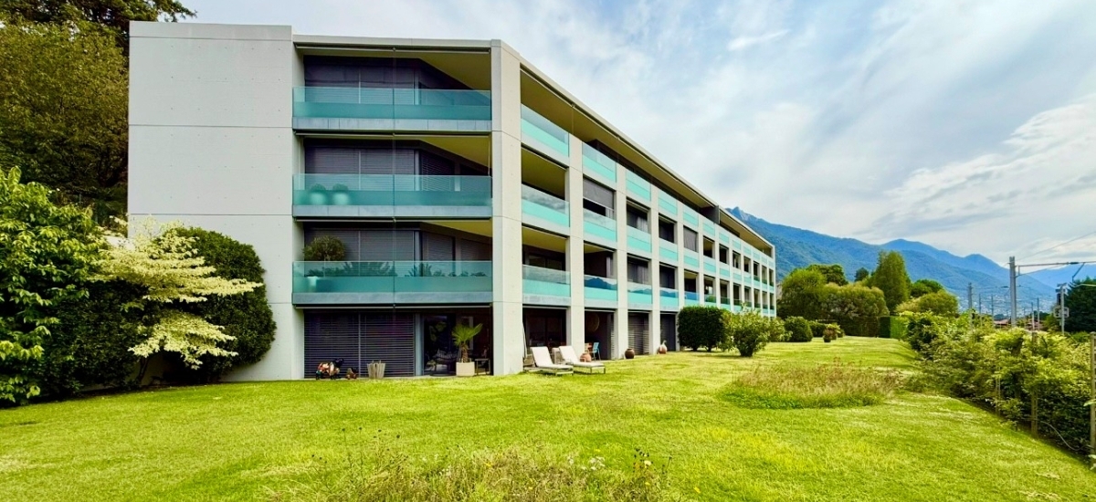 APPARTAMENTO DI LUSSO  -  VISTA PARZIALE SUL LAGO 